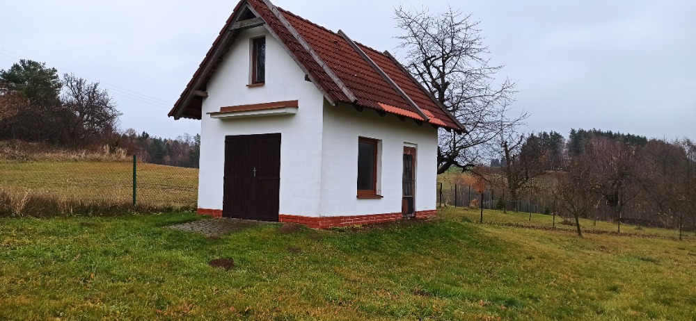 zahradní domek s oplocenou parcelou Perálec